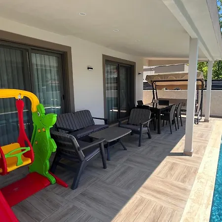 Modern With Private Pool In Center *
